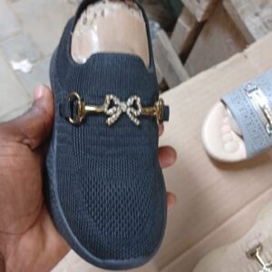 KIDS SHOES. SIZES 25/30.