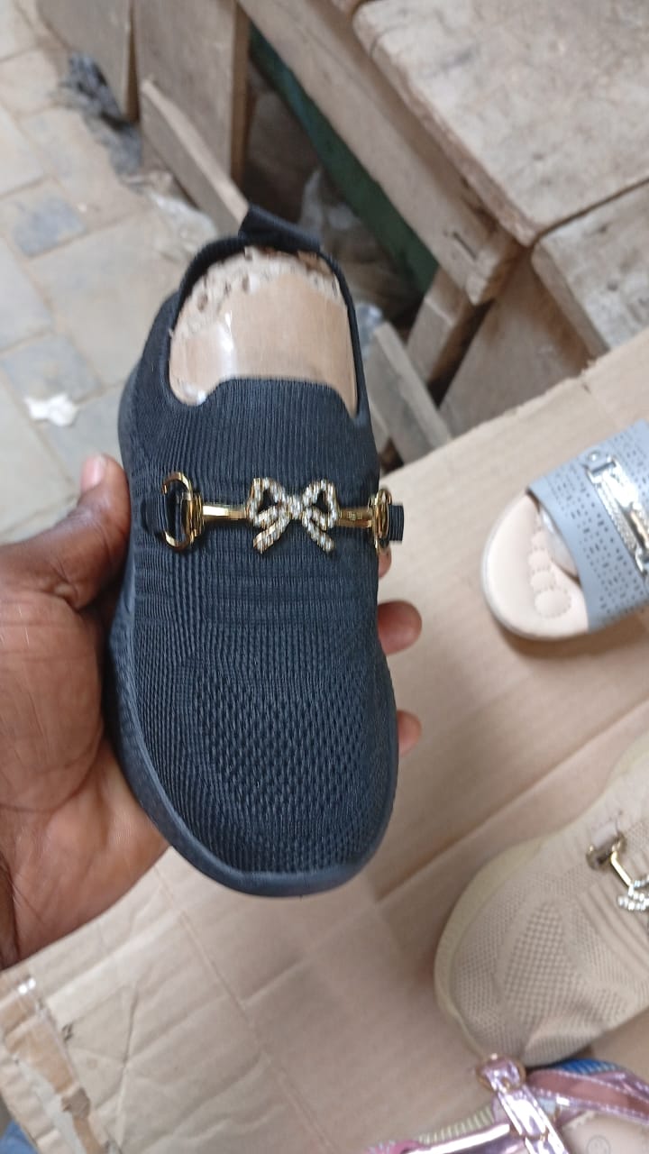 KIDS SHOES. SIZES 25/30.